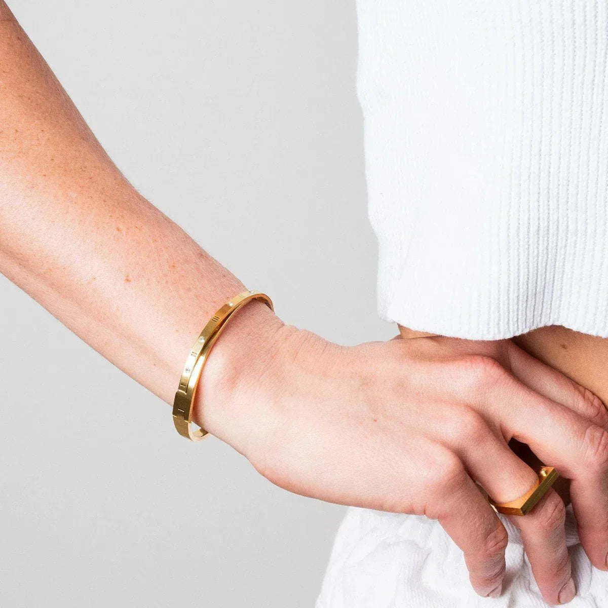 Intertwined Roman Numerals Bracelet 18K Gold Plated
